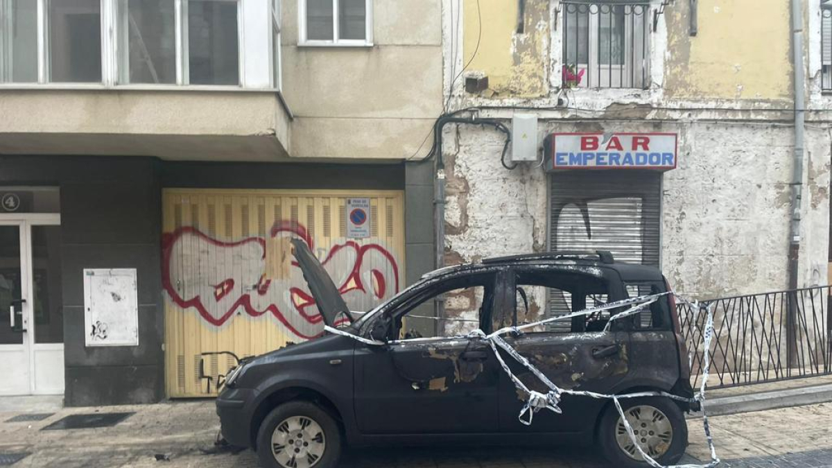 Vehículo calcinado en la calle Emperador de Burgos.