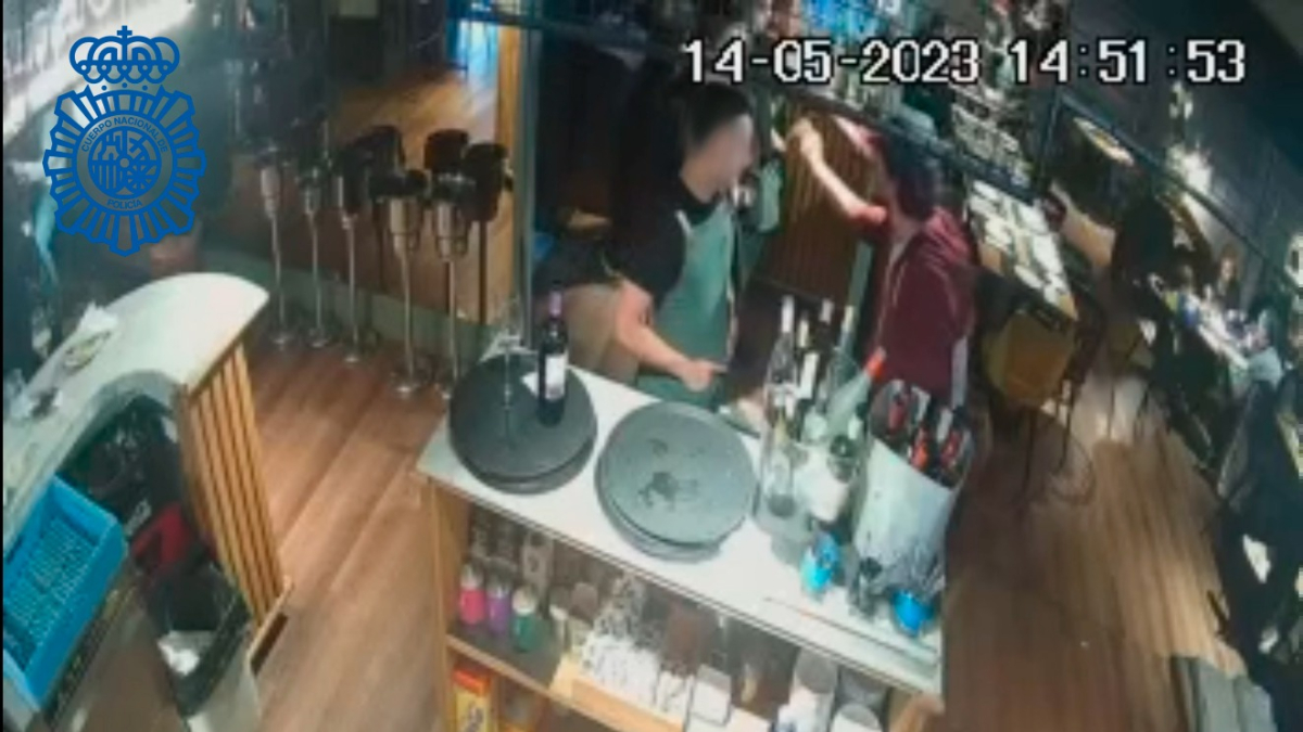 Agresión a un camarero en un bar de la avenida Reyes Católicos.
