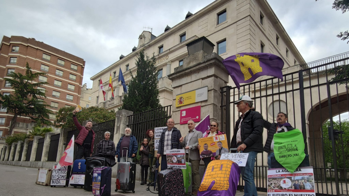 Participantes en una 'performance' de España Vaciada, con sus maletas frente a la Subdelegación del Gobierno.