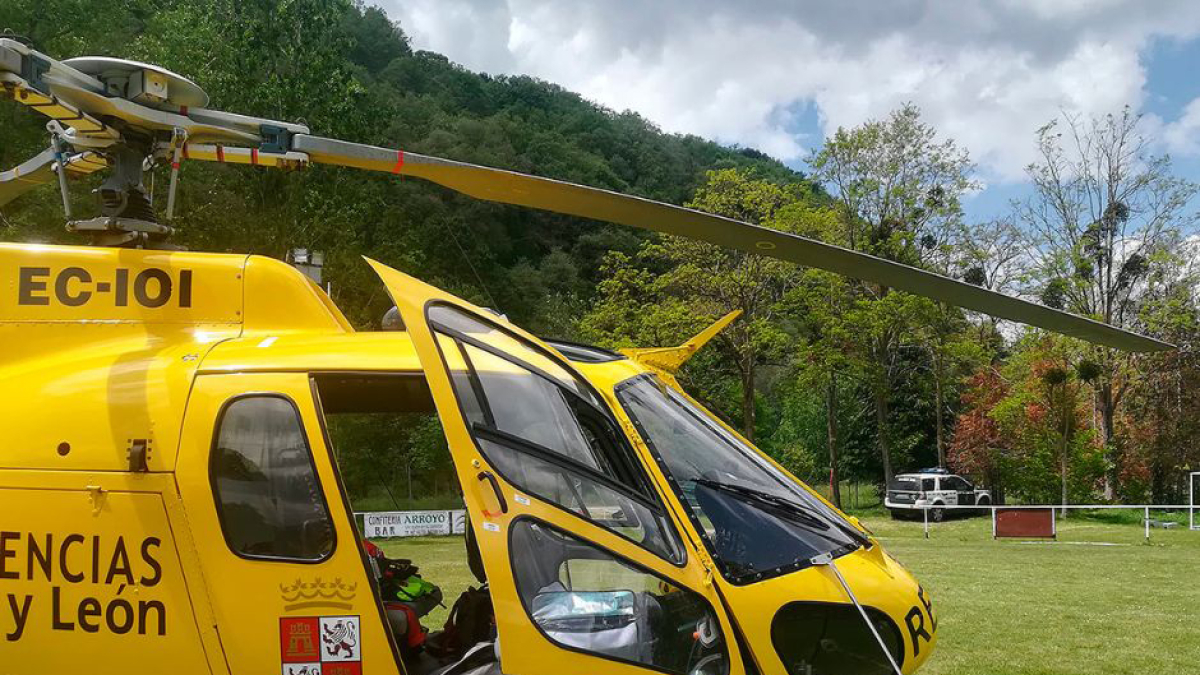 El helicóptero depositó a los rescatadores y después izó al herido para llevarlo a Espinosa.