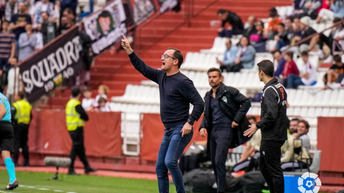 Joseba Etxeberria dirigió su último partido al frente del Mirandés