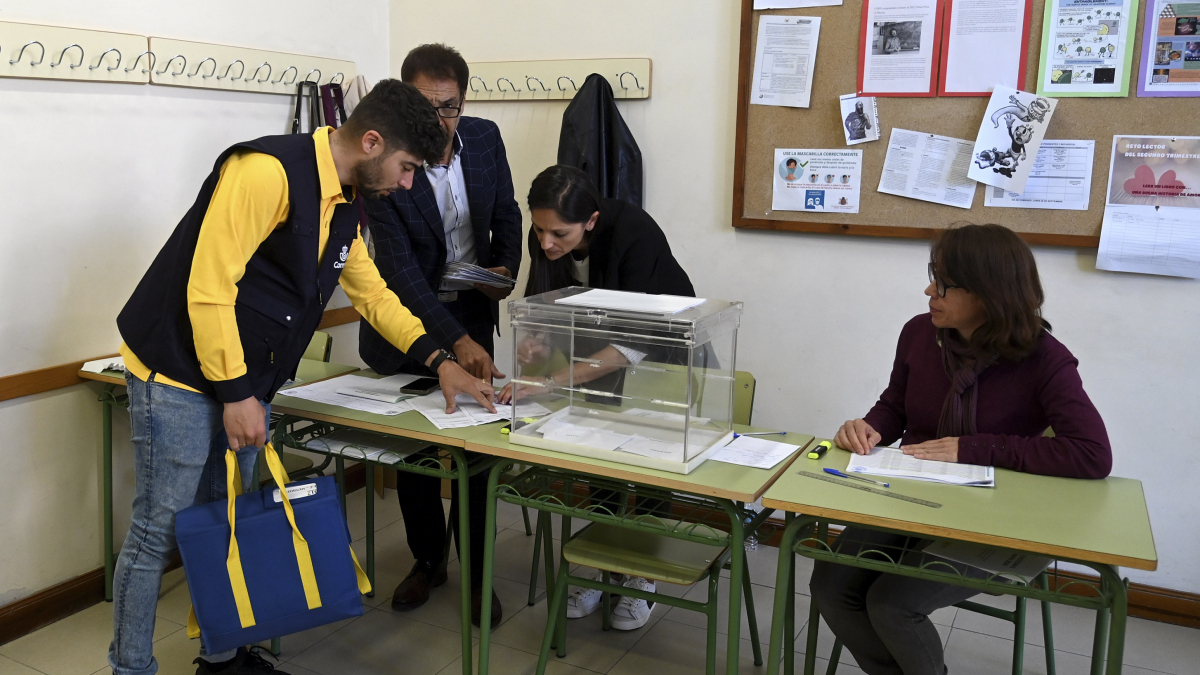 Un cartero deposita los votos por correo en una de las 231 mesas electorales de la capital burgalesa