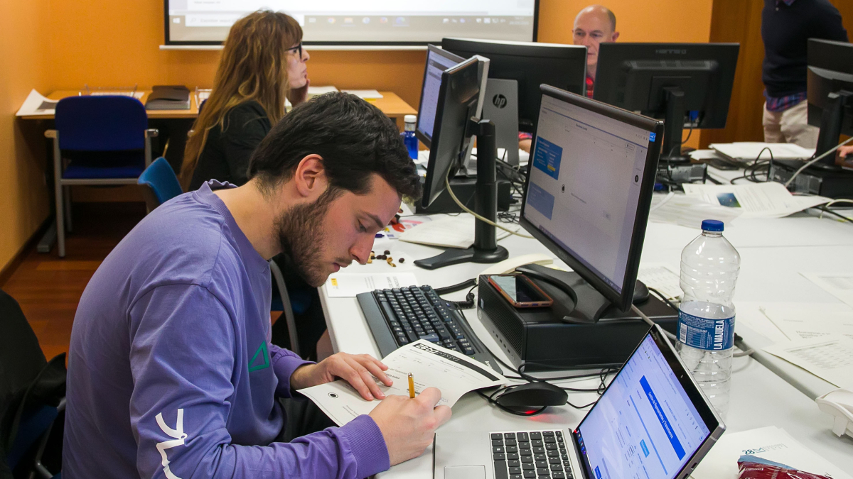A las 7.30 de la mañana ha empezado a operar el Centro de Recogida de Información en la subdelegación del Gobierno. Todos los datos y todas las incidencias pasan por este lugar.