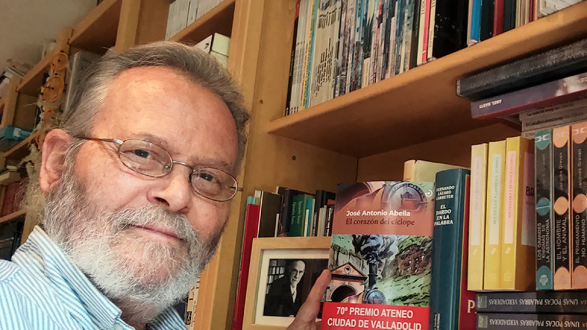 José Antonio Abella, con un ejemplar de su nueva novela.