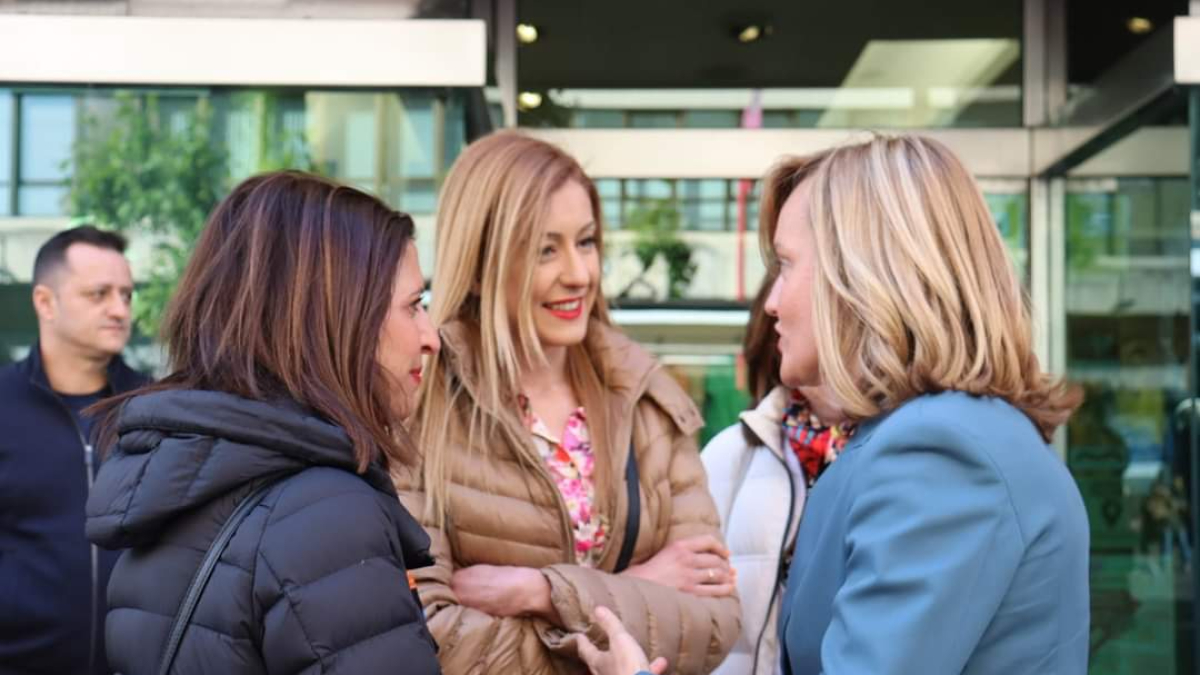 Aitana Hernando, junto a Esther Peña y la ministra de Educación, Pilar Alegría.