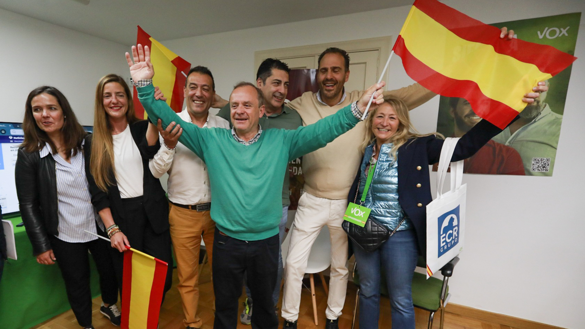Martínez Acitores con varios candidatos de Vox en la noche electoral