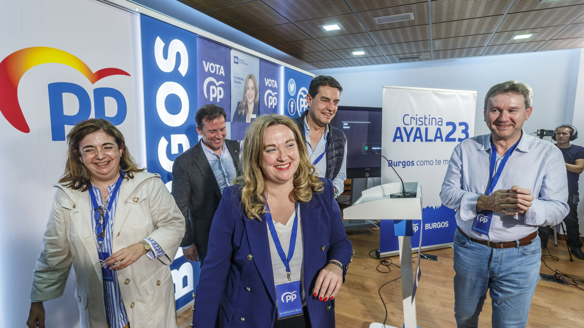 Moneo y Ayala, en la sede del PP junto a otros cargos populares.