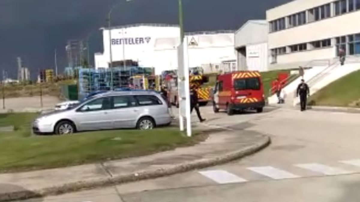 Los bomberos a su llegada a la fábrica de Lear en Villalonquéjar.