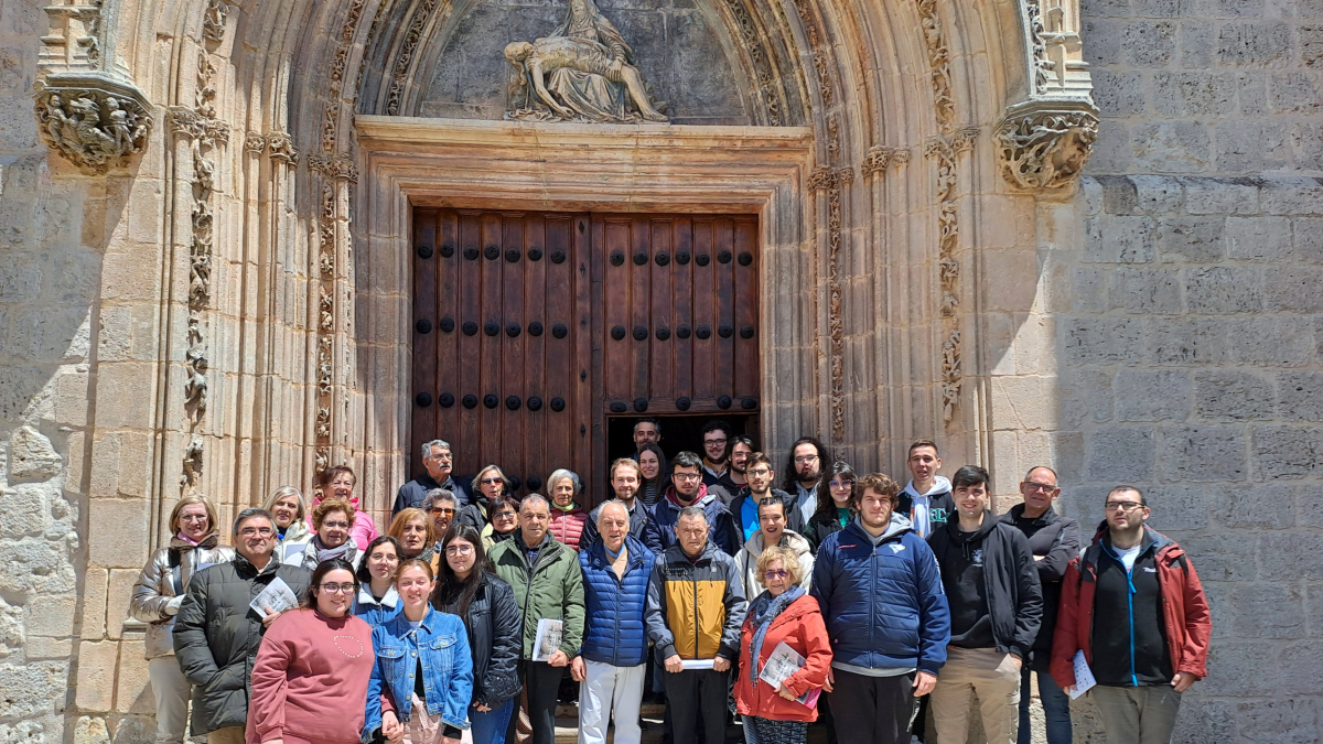 Imagen del grupo de personas mayores y de estudiantes que han participado en el programa.