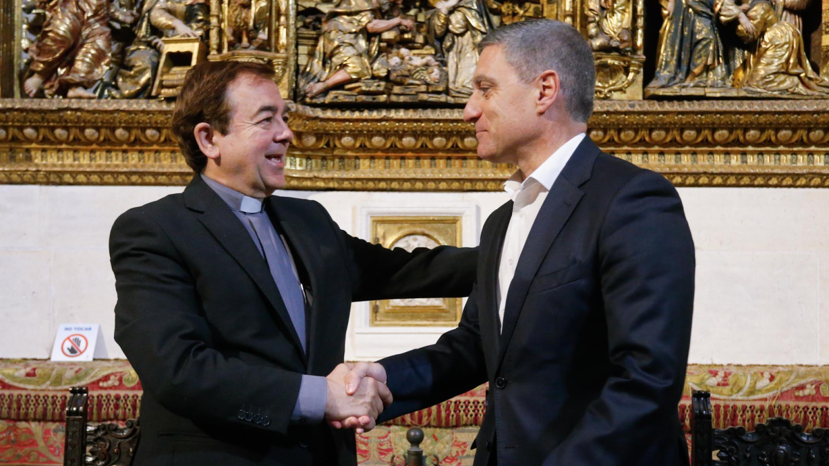 Félix Castro y Rafael Barbero tras la firma del convenio.