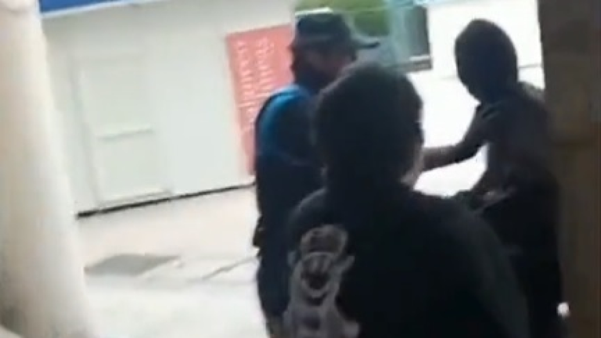 El joven conocido por sus 'simpas' en Burgos, en la Plaza Mayor, retenido por la Policía Local.