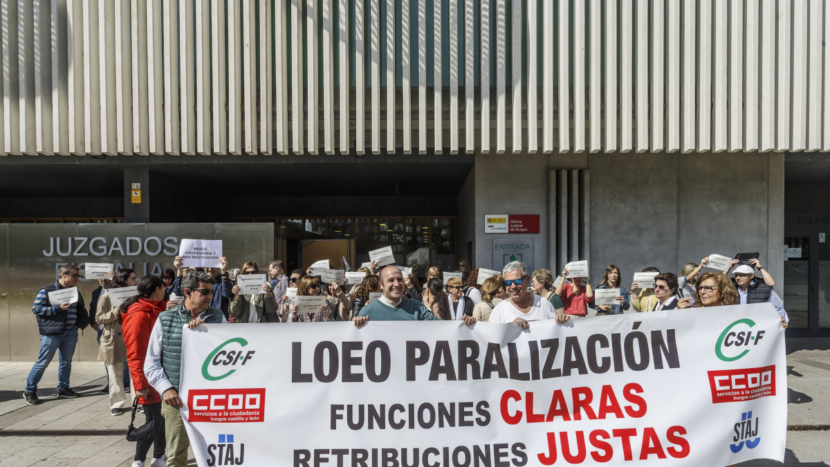 Concentración de funcionarios de Justicia frente a los juzgados de Reyes Católicos.