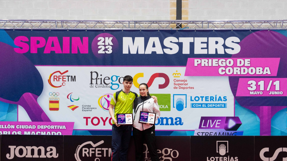 María y Daniel Berzosa posan con el diploma del torneo.