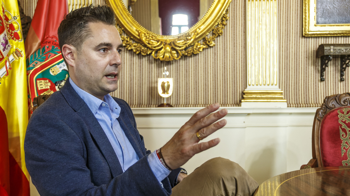 El alcalde en funciones, Daniel de la Rosa (PSOE), durante la entrevista.