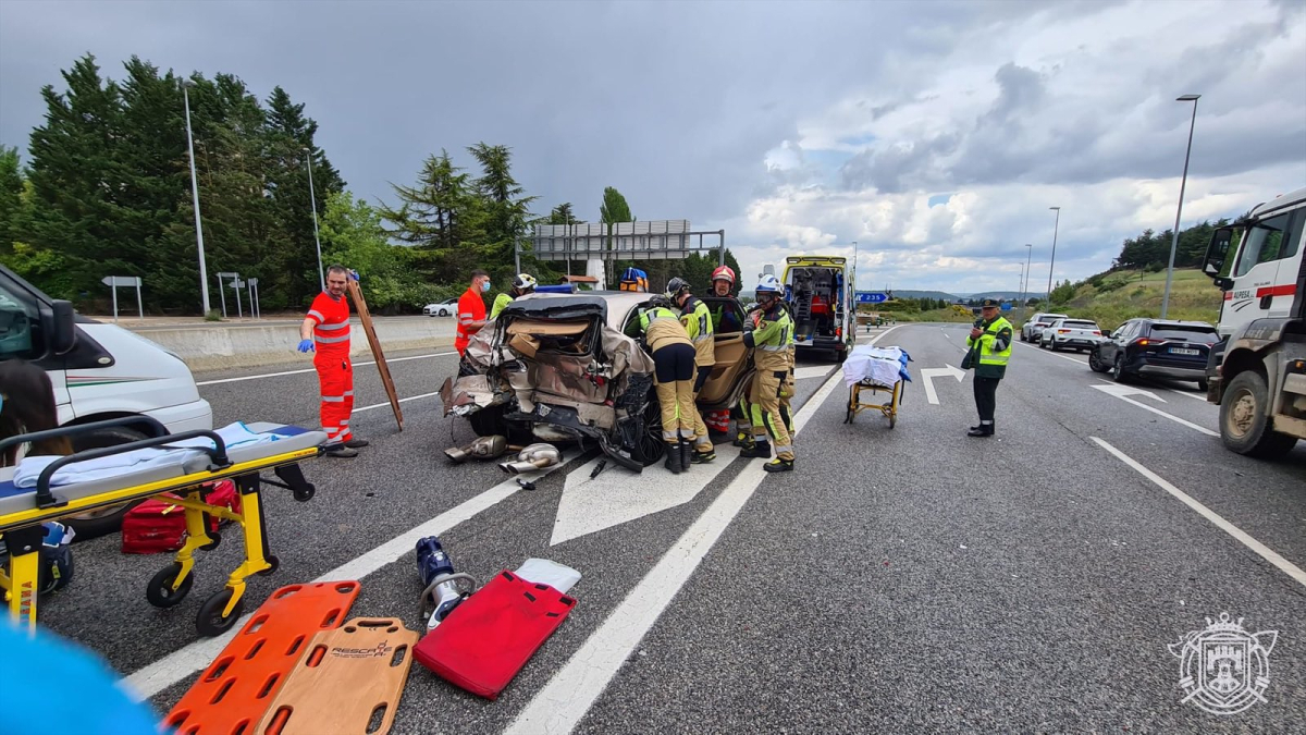 Los Bomberos intervienen en uno de los accidentes.