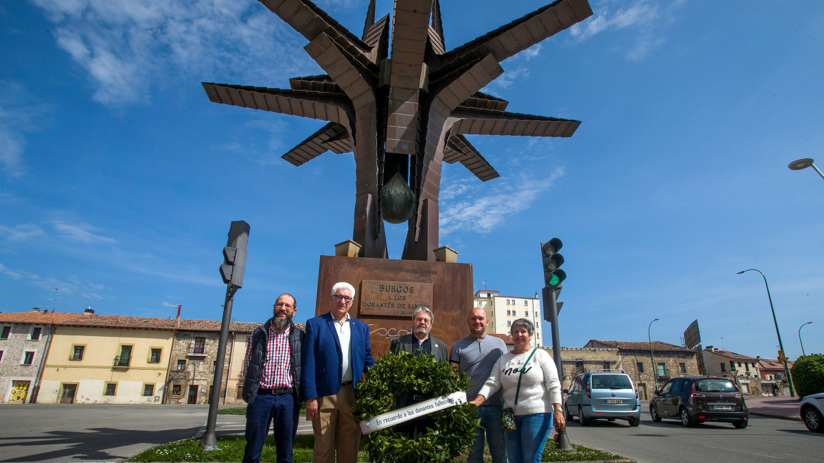 Varios miembros de la hermandad depositaron un ramo en el monumento al donante.