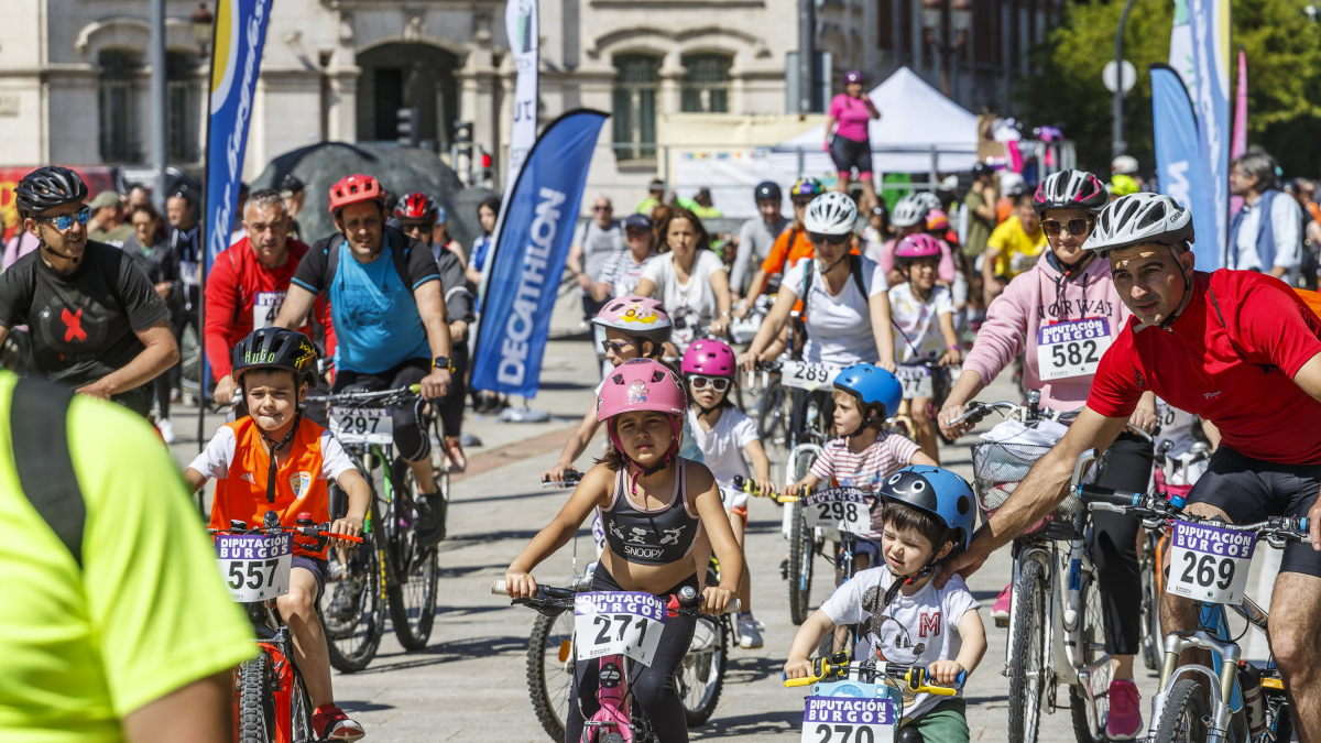 Salida de la cuarta edición de la Bicicletada Solidaria de Adacebur, en el paseo de la Sierra de Atapuerca.