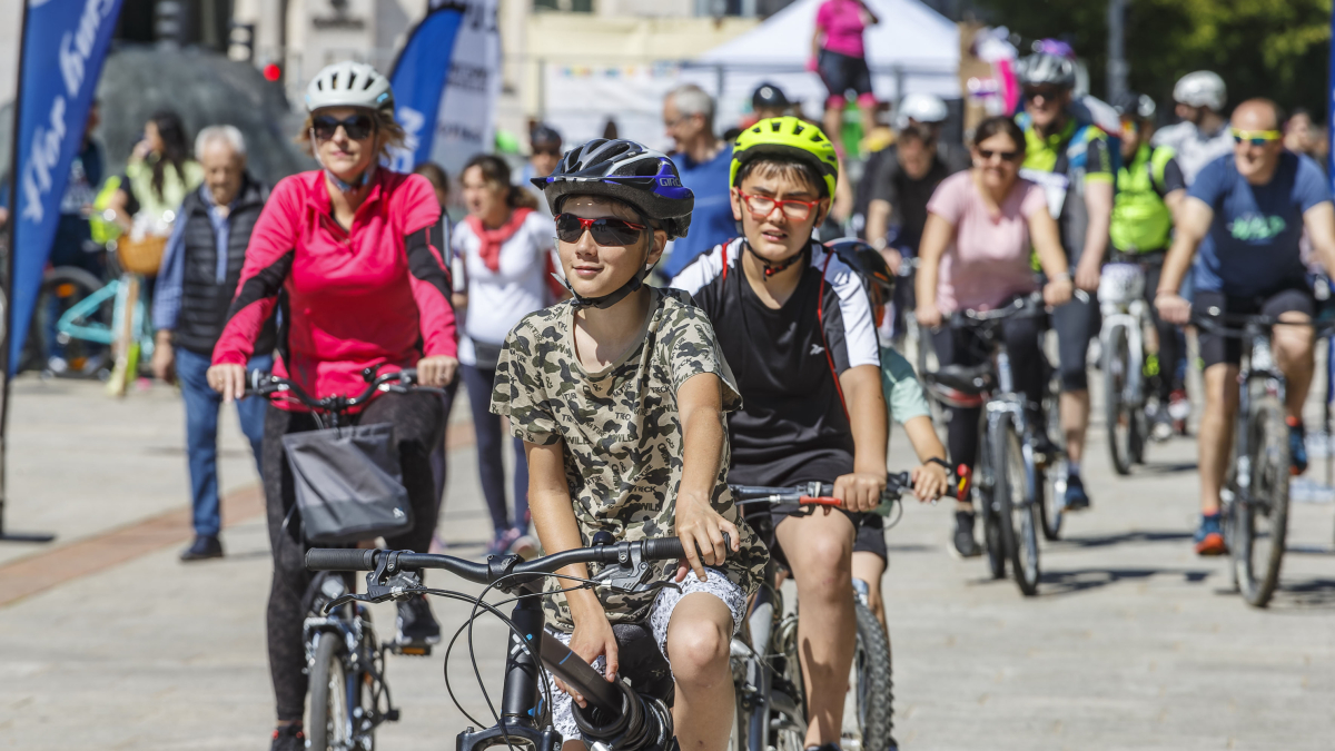Salida de la Bicicletada solidaria de Adacebur desde el paseo de la Sierra de Atapuerca.