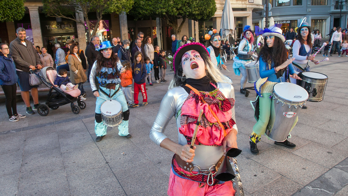 Actuación de teatro de calle durante las fiestas de San Pedro de 2022.