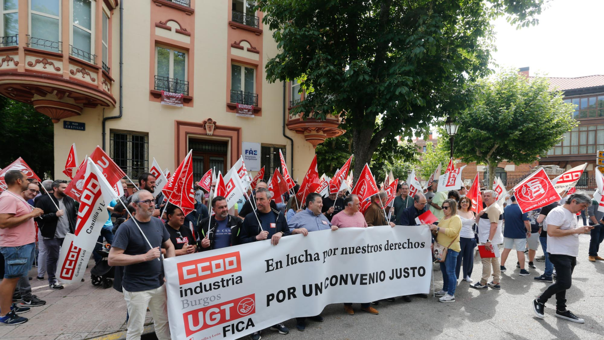 Trabajadores del sector se manifestaron frente a las instalaciones de FAE antes de la reunión.