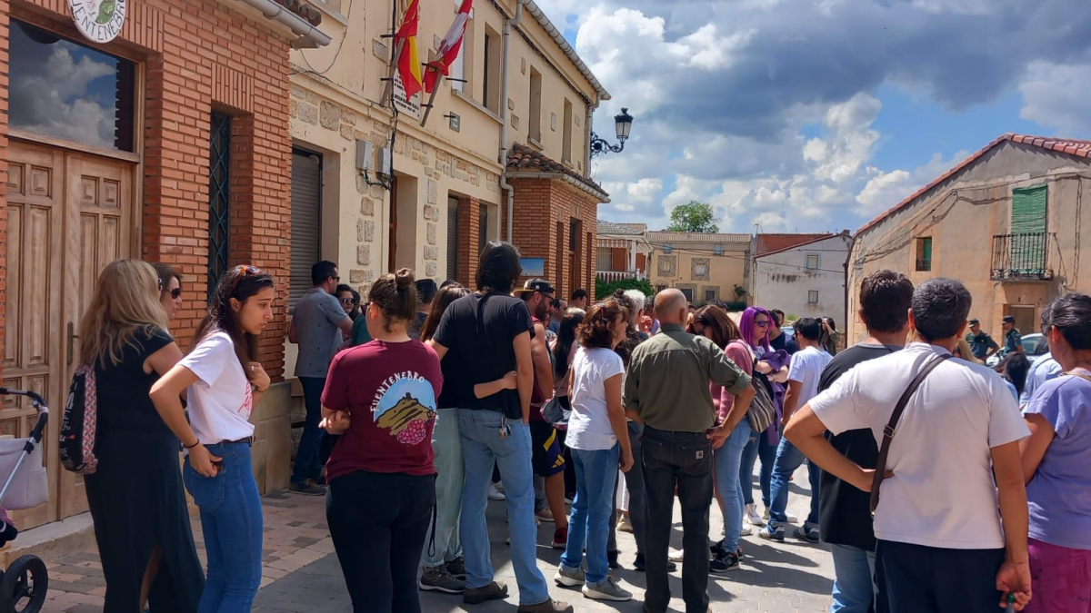 Imagen de la concentración pacífica que organizaron este fin de semana los vecinos, en apoyo a los concejales denunciados por intento de agresión