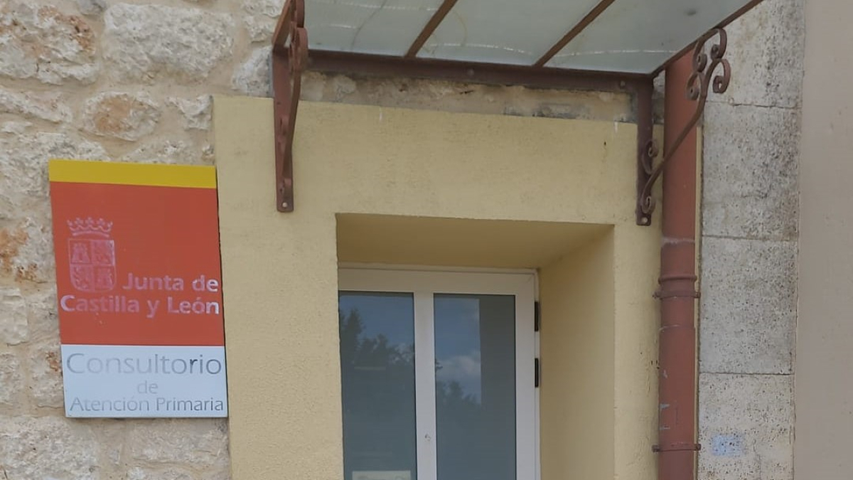 Puerta de entrada al consultorio médico de Villatoro que se utilizó para acceder al centro municipal y evitar los problemas de accesibilidad.