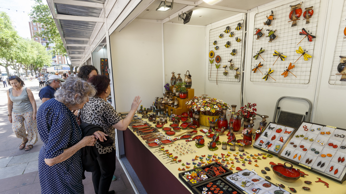 Unas señoras ojean los productos de un expositor en la Feria del Mimbre de Burgos