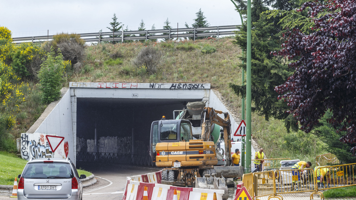 Los operarios de la empresa Félix Rubio trabajan en la calle Legión Española a la altura del túnel de acceso a la BU-11.