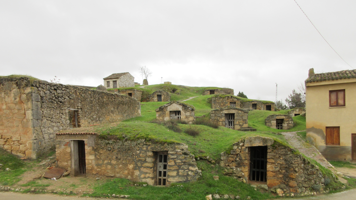 Imagen del entramado de bodegas subterráneas de Castrillo de la Vega