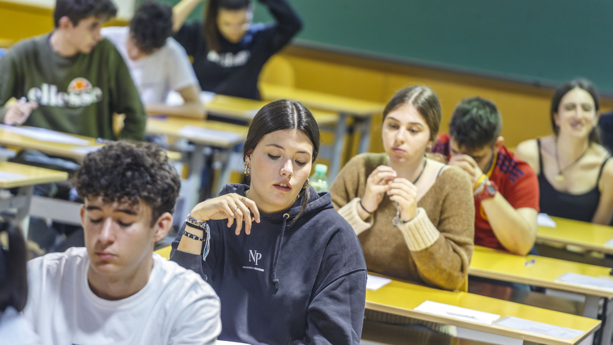 Varios estudiantes se disponen a hacer un examen.