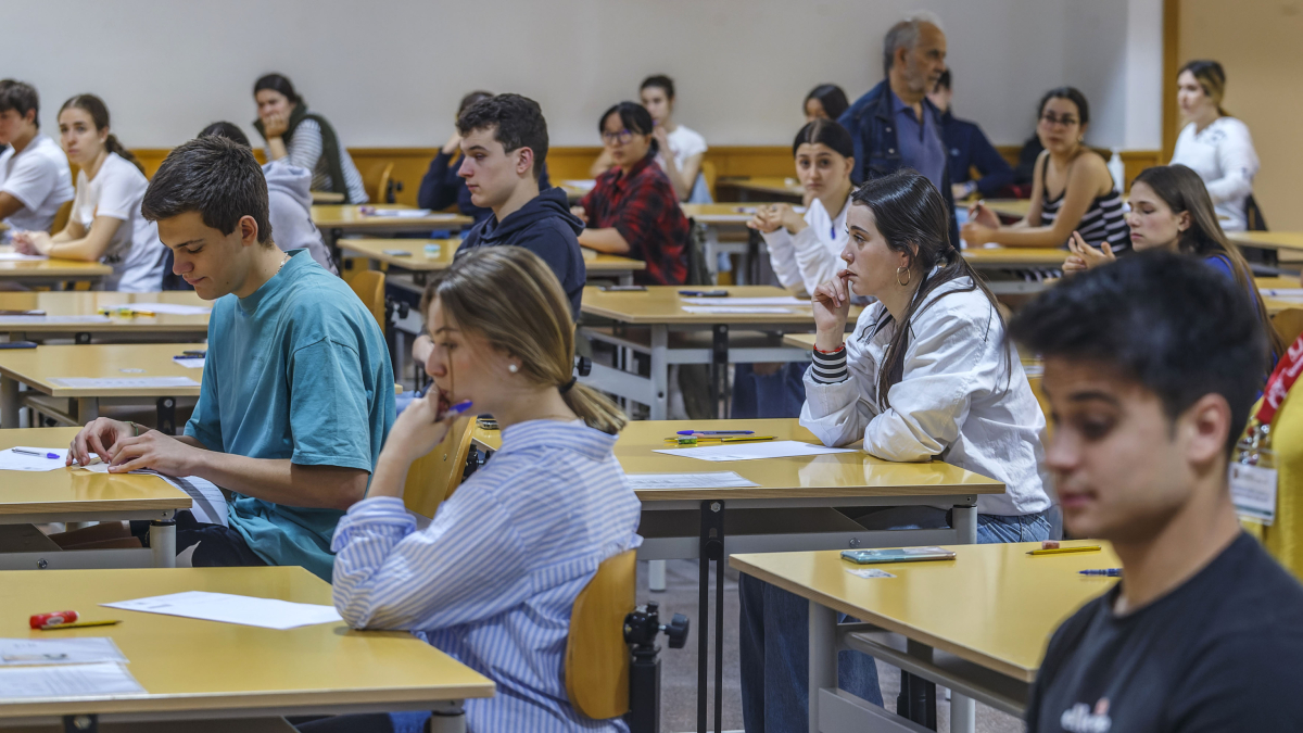 Varios alumnos se disponen a hacer un examen