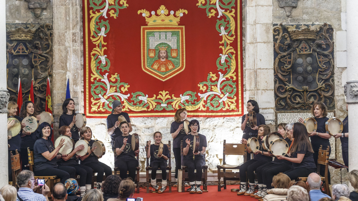 Las pandereteras han salido de su zona de confort y ha protagonizado un concierto en el Monasterio de San Juan.