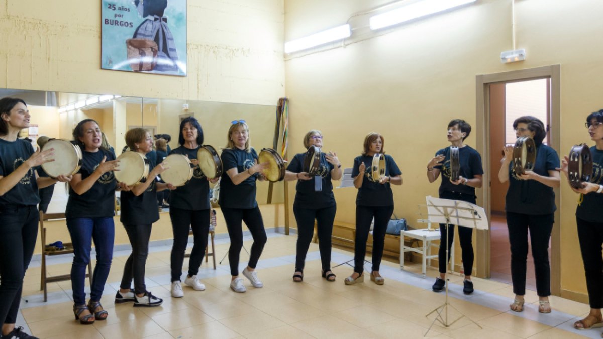 Imagen de la clase del grupo de panderetas en el local del Grupo Tradicional Gavilla.