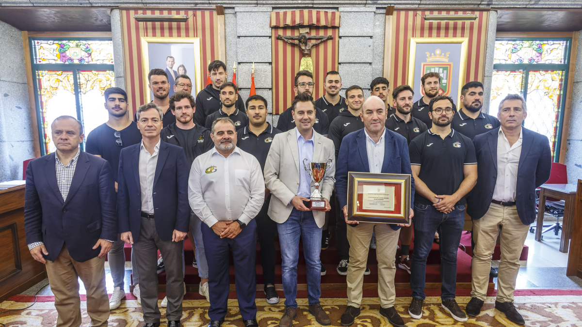 La plantilla del Aparejadores visita el Ayuntamiento.