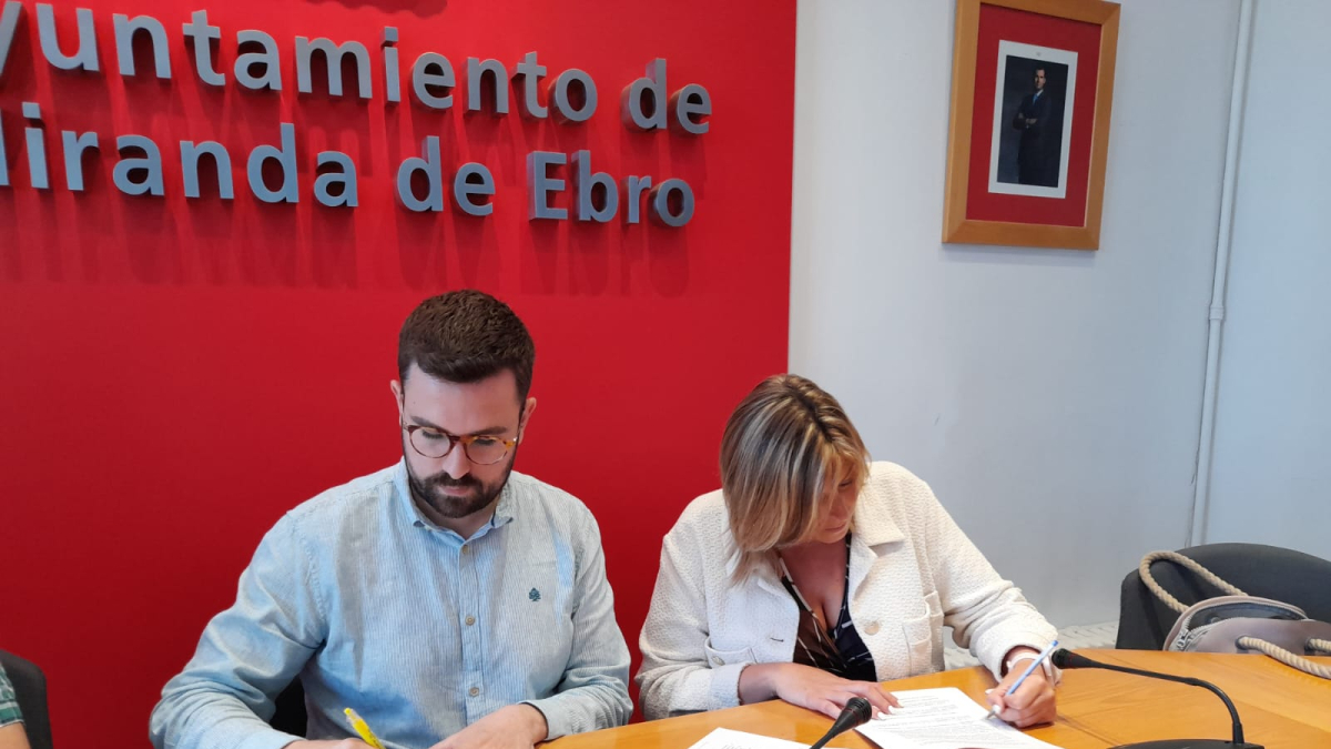 Firma del convenio entre el Ayuntamiento de Miranda y Proyecto Hombre.