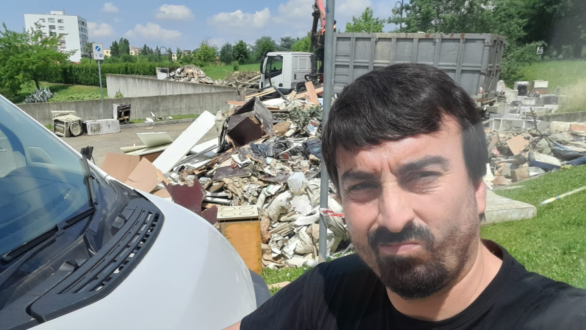David Velasco, burgalés residente en Bolonia, junto a su furgoneta de reparto tras las inundaciones que asolaron el norte de Italia.