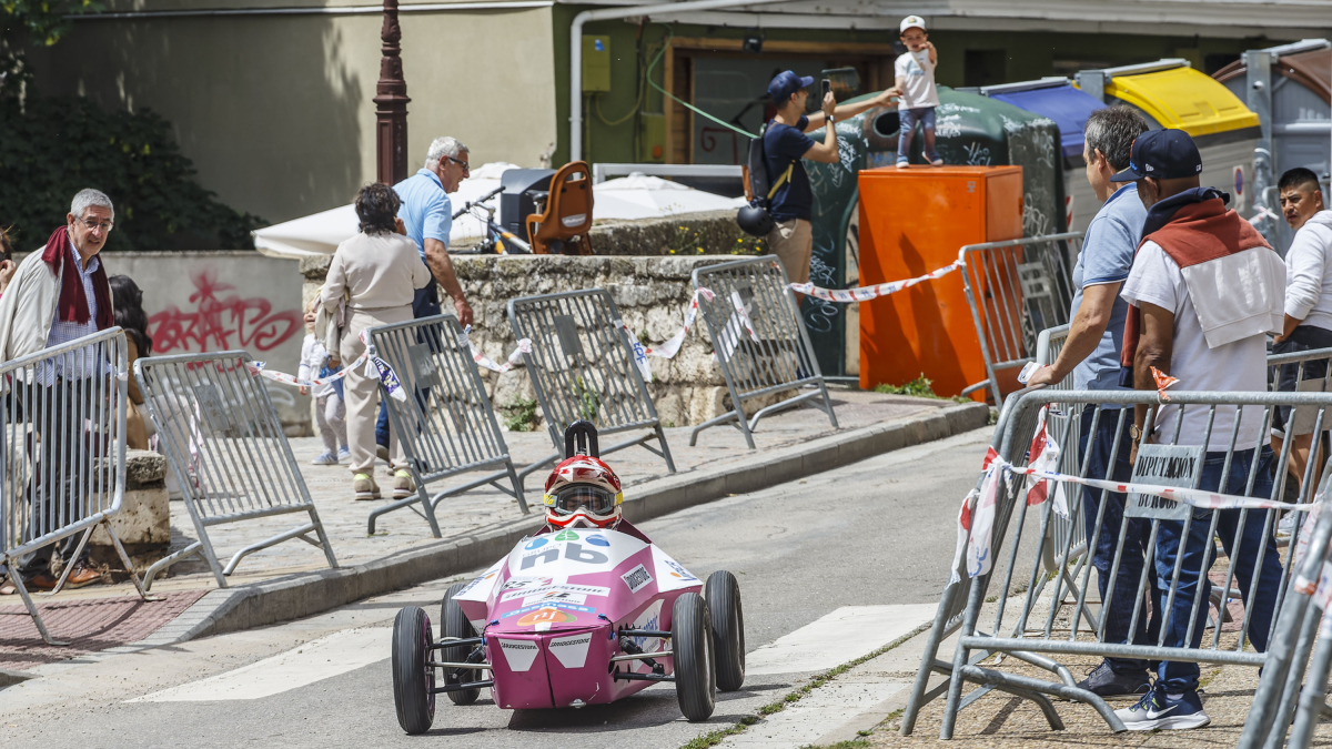 Imagen de la carrera de coches de inercia de Hiperbaric Challenge.