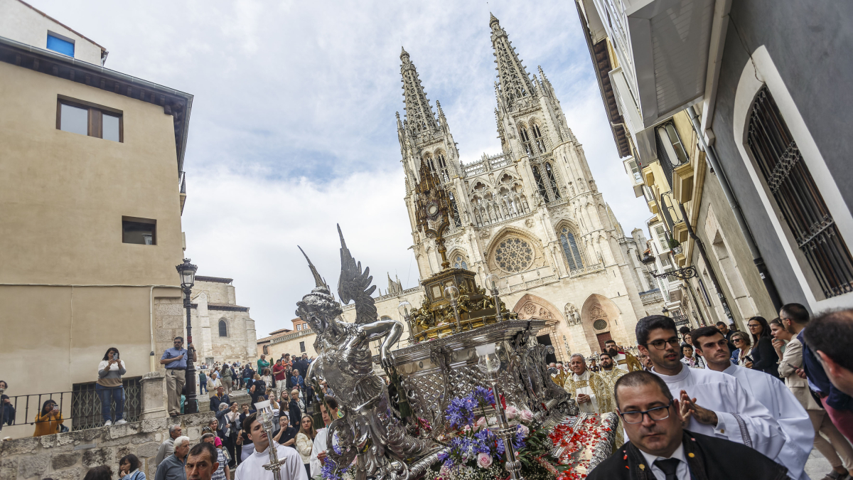 La procesión salió de la Catedral bajo amenaza de lluvia, pero con la presencia de multitud de fieles