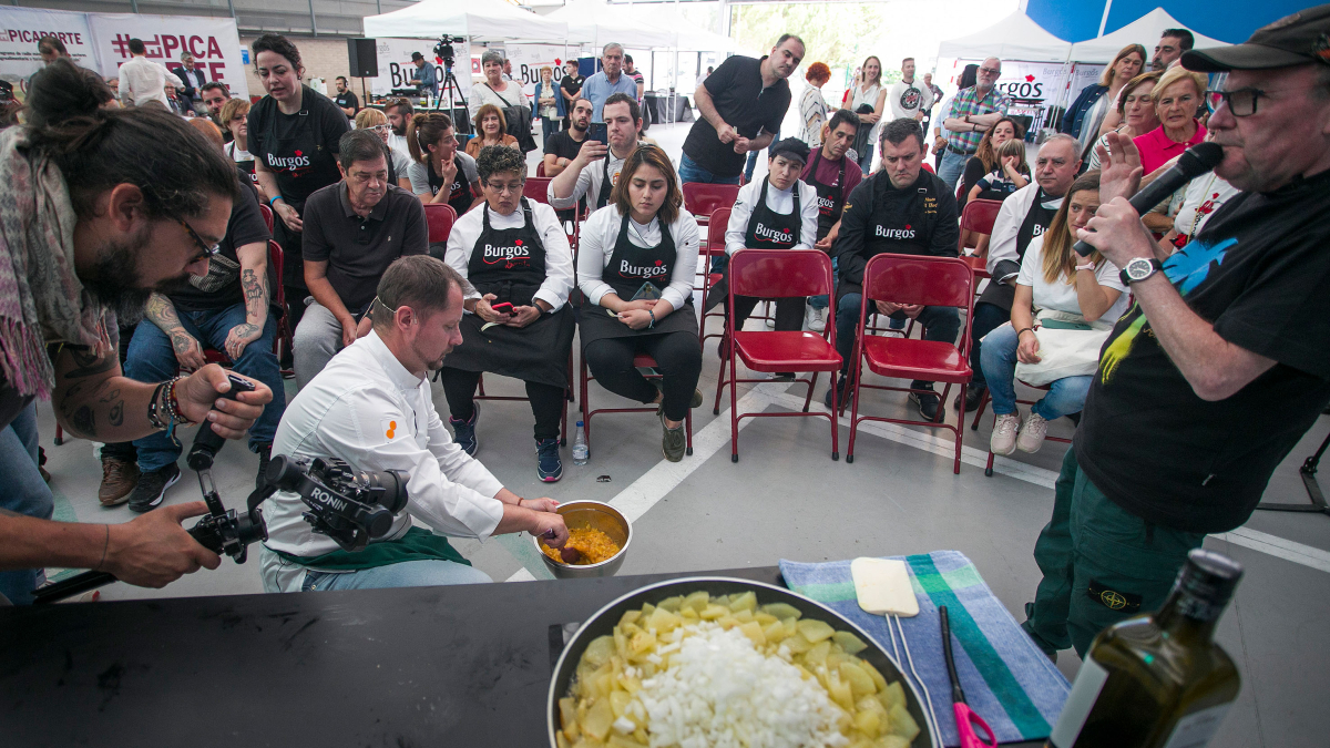 Exhibición del chef Pedro José Román en Arcos de la Llana durante la final del Campeonato de Tortilla de Patatas Provincia de Burgos.