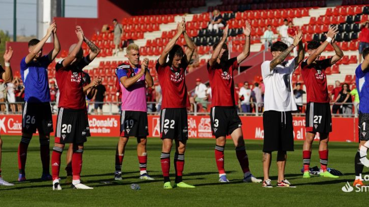 Los jugadores del Mirandés celebran un triunfo con la grada.