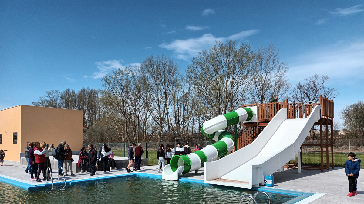 Imagen de los dos toboganes de las nuevas piscinas de Gumiel de Izán
