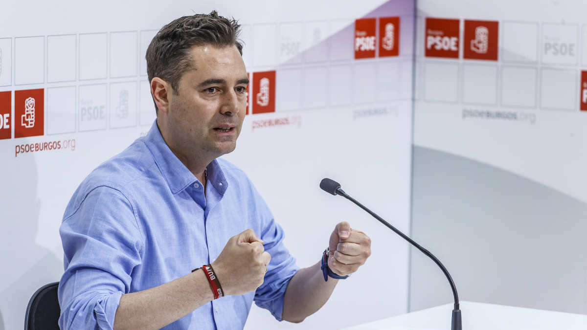 Daniel de la Rosa, en rueda de prensa hablando del futuro pacto de Gobierno entre el PP y Vox.