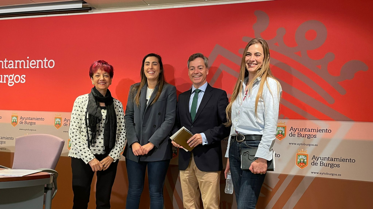 De izquierda a derecha, los concejales del PP María Isabel Bringas, Andrea Ballesteros, César Barriada y Carolina Álvarez.