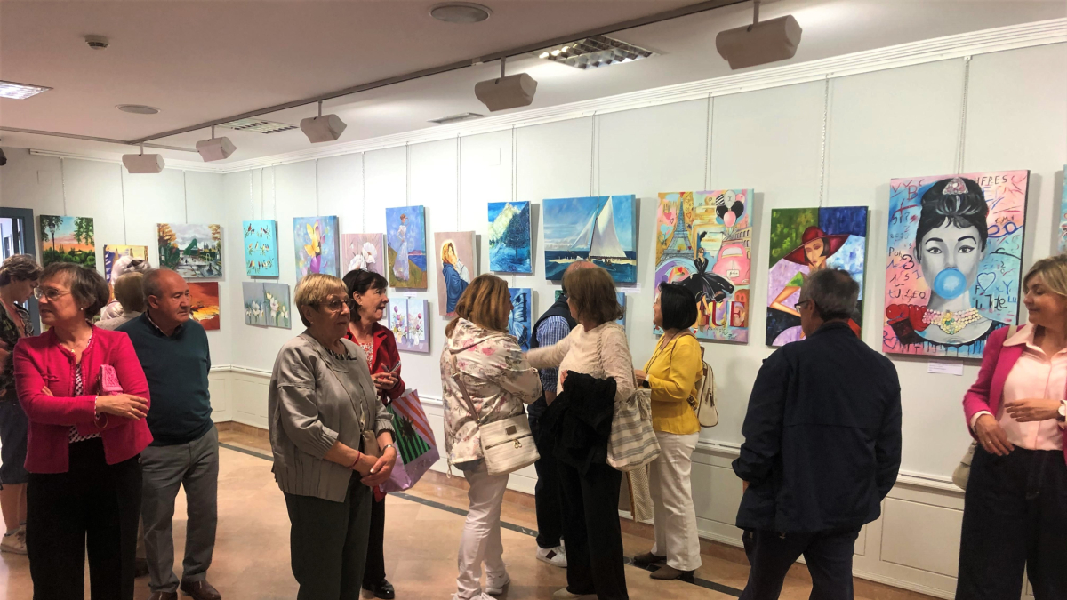 Asistentes a las exposición 'Tiempos de arte' en el momento de su inauguración en la Sala de Exposiciones del Teatro Principal