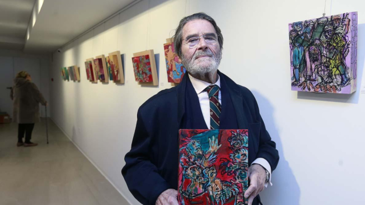 Juan Mons con uno de los cuadros de su exposición La Pasión y El Color, en 2020.