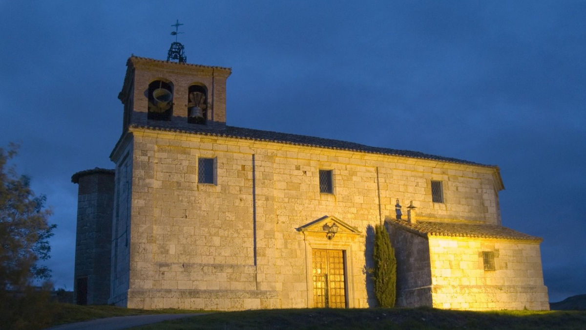 Iglesia San Pedro Cátedra de Villariezo al anochecer