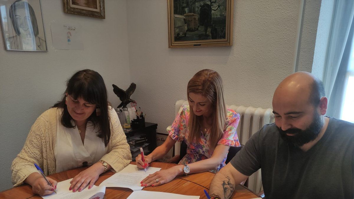 Firma del pacto entre el PSOE e IU-Podemos en 2023.