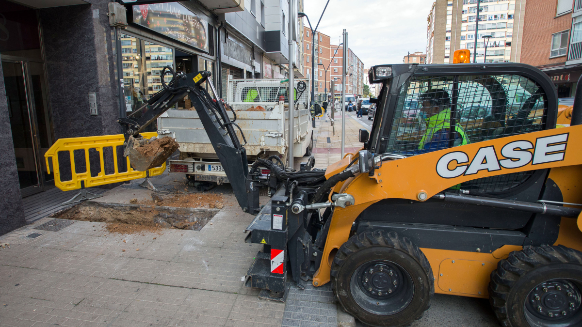 Trabajadores de la Sociedad de Aguas de Burgos en una obra en la vía pública.