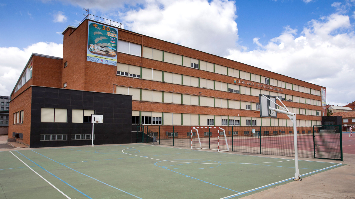 Fachada del colegio diocesano Santa María la Nueva y San José Artesano