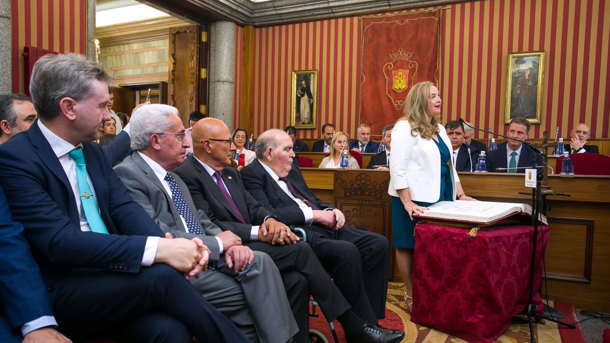 La nueva alcaldesa en la toma de posesión ante la mirada de los exalcaldes de Burgos.